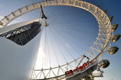 Widok z dołu na London Eye, ukazujący jego imponującą london eye wysokość i kapsuły.