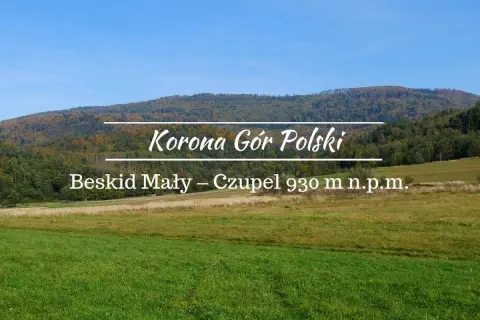 Beskid Mały – Czupel 930 m n.p.m. w Koronie Gór Polski. Zielone łąki i zalesione wzgórza pod błękitnym niebem.
