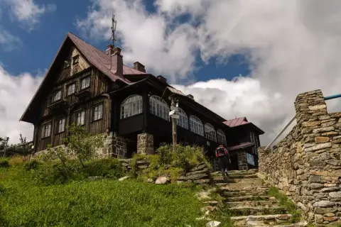 Schody prowadzą do schroniska w górach, idealnego miejsca na nocleg.