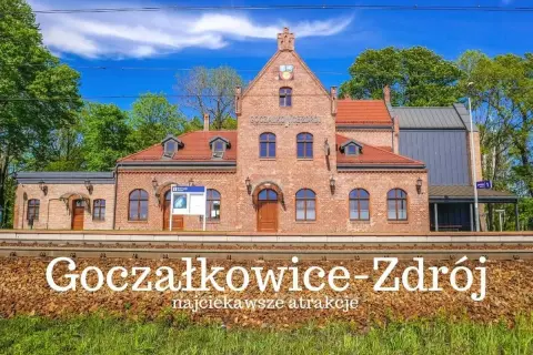 Goczałkowice-Zdrój: nadchodzące wydarzenia i najciekawsze atrakcje czekają na odkrycie. Ceglany dworzec kolejowy w słoneczny dzień.