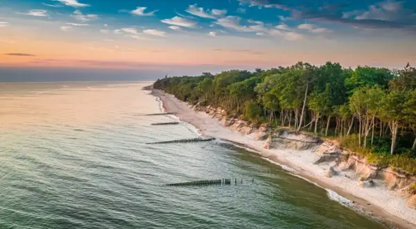 Ile za nocleg nad morzem? Ceny i najlepsze oferty w Polsce