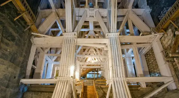 Drewniane konstrukcje w kopalni soli. Warto kupić kopalnia wieliczka bilety, by zobaczyć te cuda.