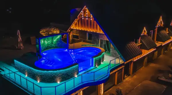 Nocny aquapark Stegna z podświetlanym basenem i architekturą góralską.