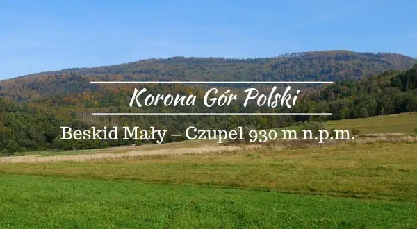 Beskid Mały – Czupel 930 m n.p.m. w Koronie Gór Polski. Zielone łąki i zalesione wzgórza pod błękitnym niebem.