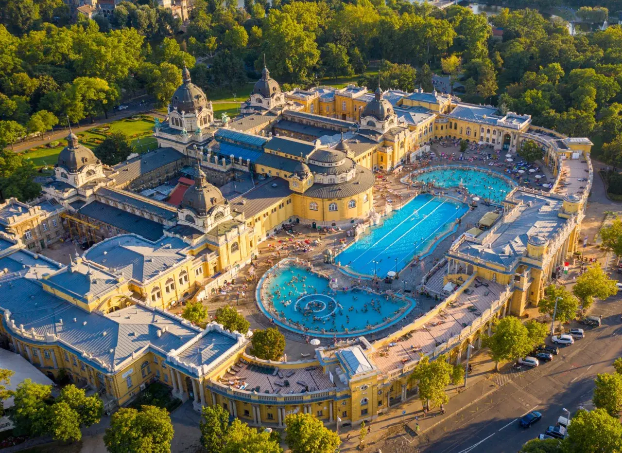 Budapeszteńskie Łaźnie Széchenyi z basenami i zielenią. Sprawdź eger baseny cennik i zaplanuj relaks.