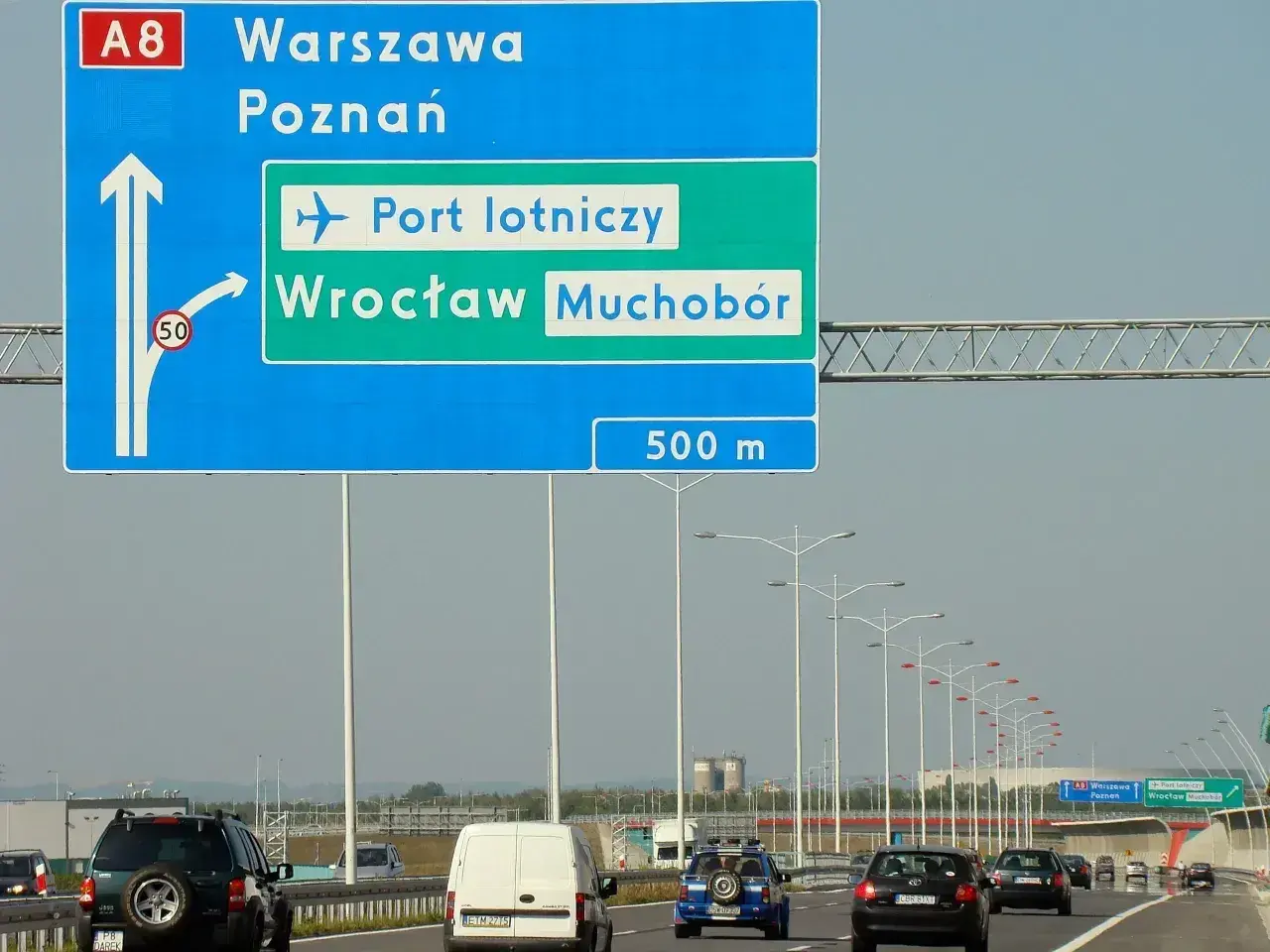 Znak drogowy A8 kieruje do Wrocławia Muchoboru, lotniska, Warszawy i Poznania. Dojazd do Wrocławia Muchoboru zajmie 500 m.