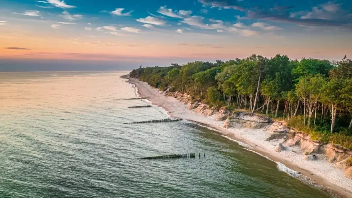 Ile za nocleg nad morzem? Ceny i najlepsze oferty w Polsce