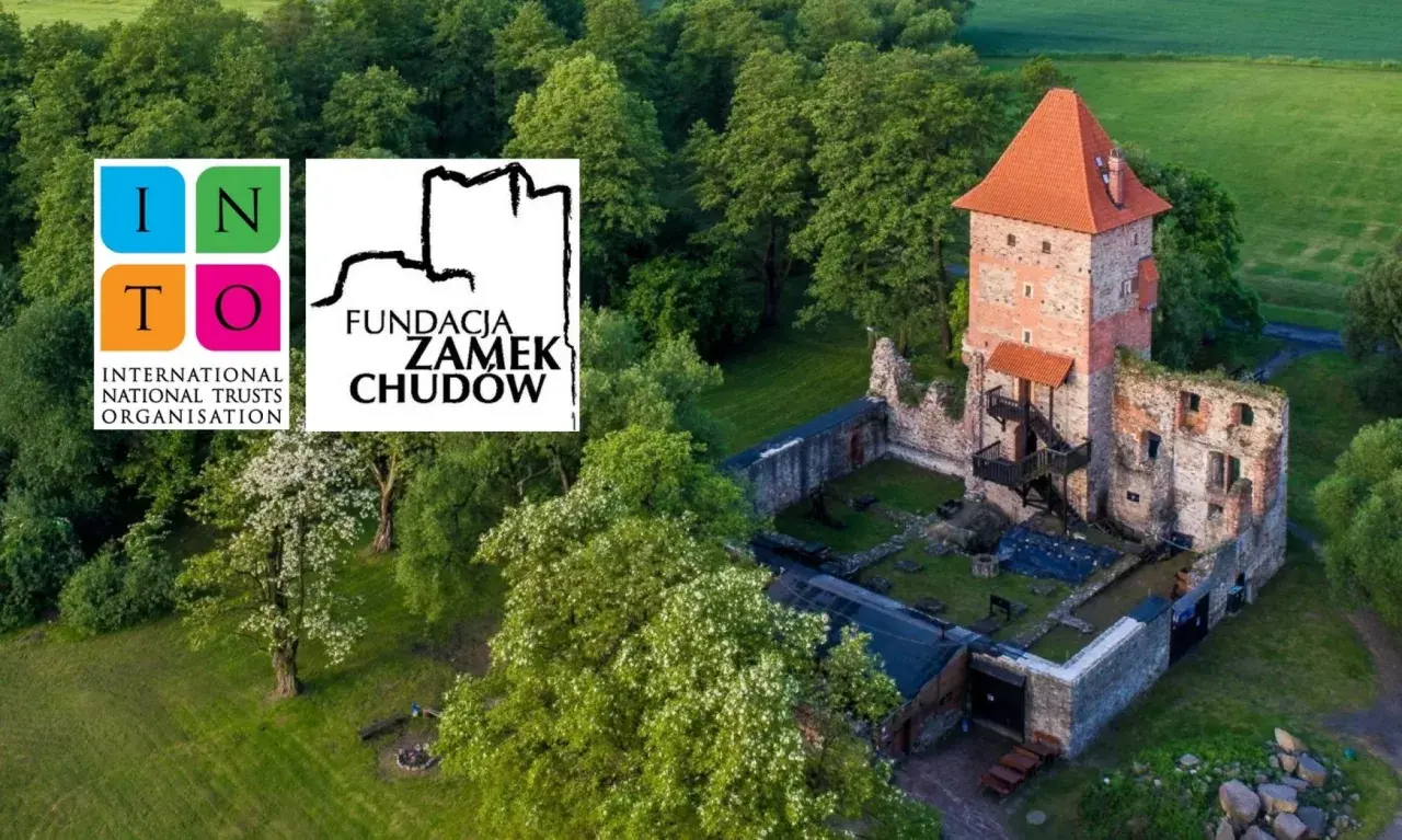 Zamek Chudów, ruiny i wieża z czerwonym dachem, otoczone zielenią. Logo Fundacji Zamek Chudów i INTO.