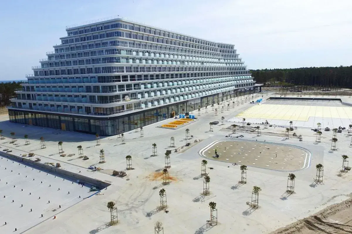Nowy hotel Gołębiewski w Pobierowie wkrótce otworzy swoje drzwi. Ogromny obiekt z tarasami i basenem w budowie.