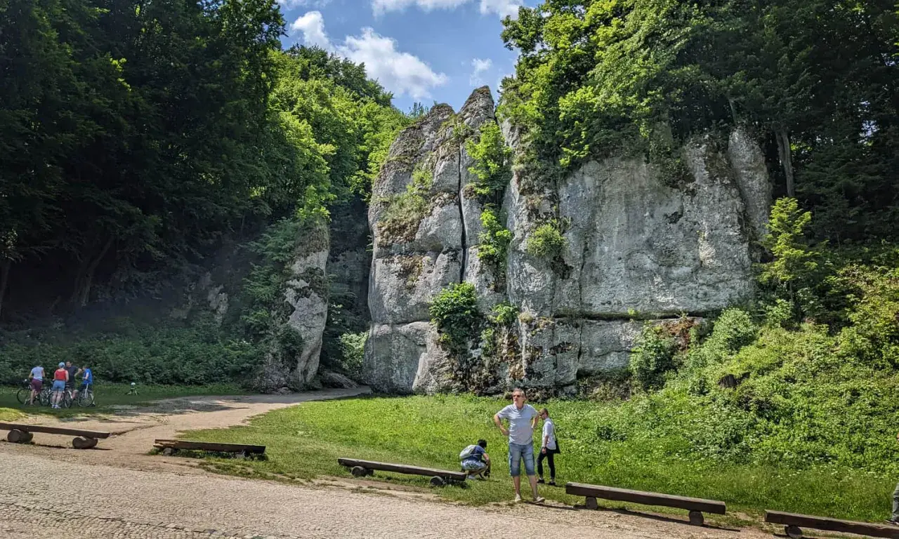 Ojcowski Park Narodowy: skalne baszty i bujna zieleń. Ciekawostki przyrodnicze i geologiczne czekają na odkrycie.
