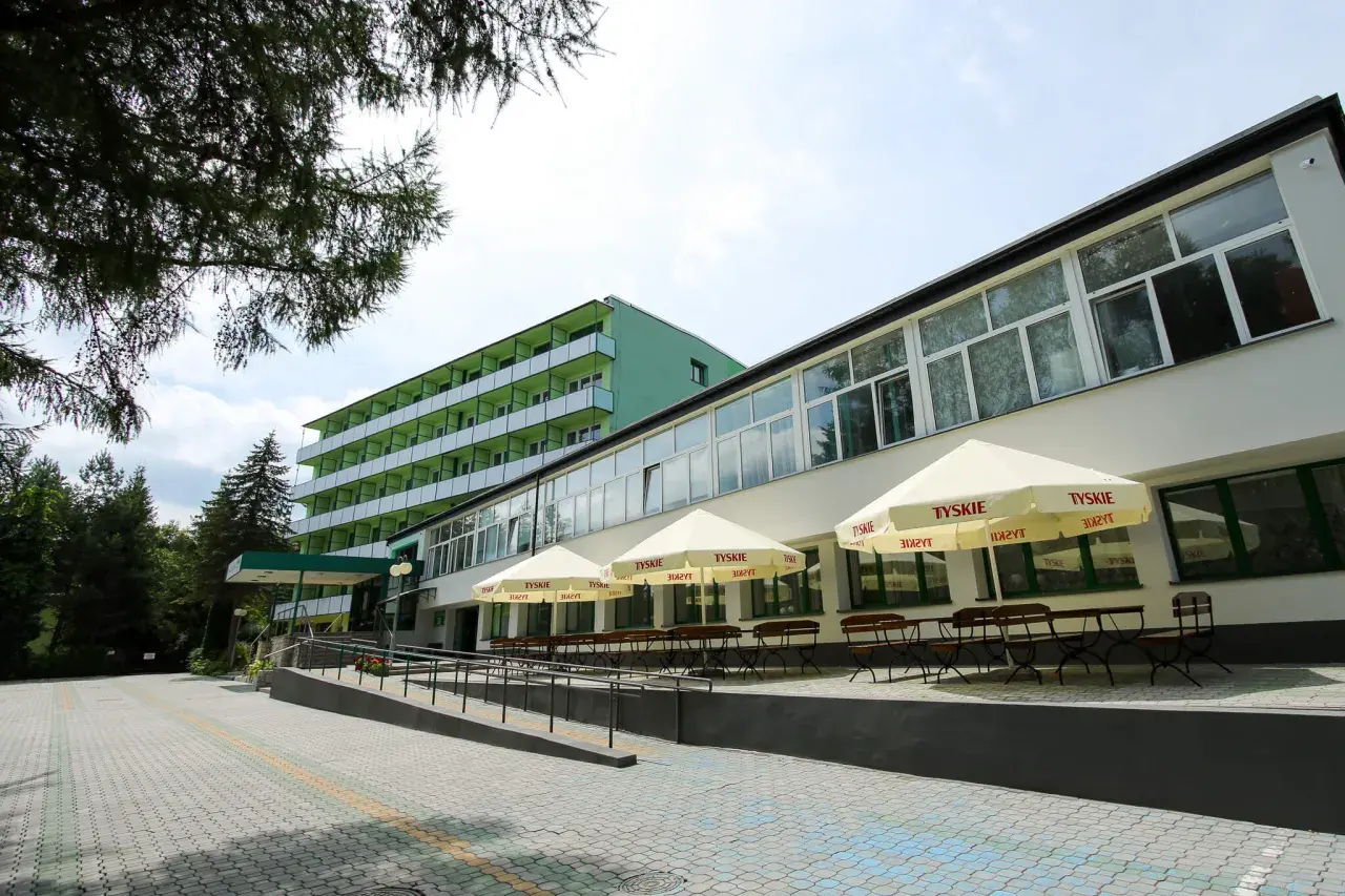 Zielone sanatorium z tarasem i parasolami. Idealne miejsce na tanie sanatorium prywatnie.