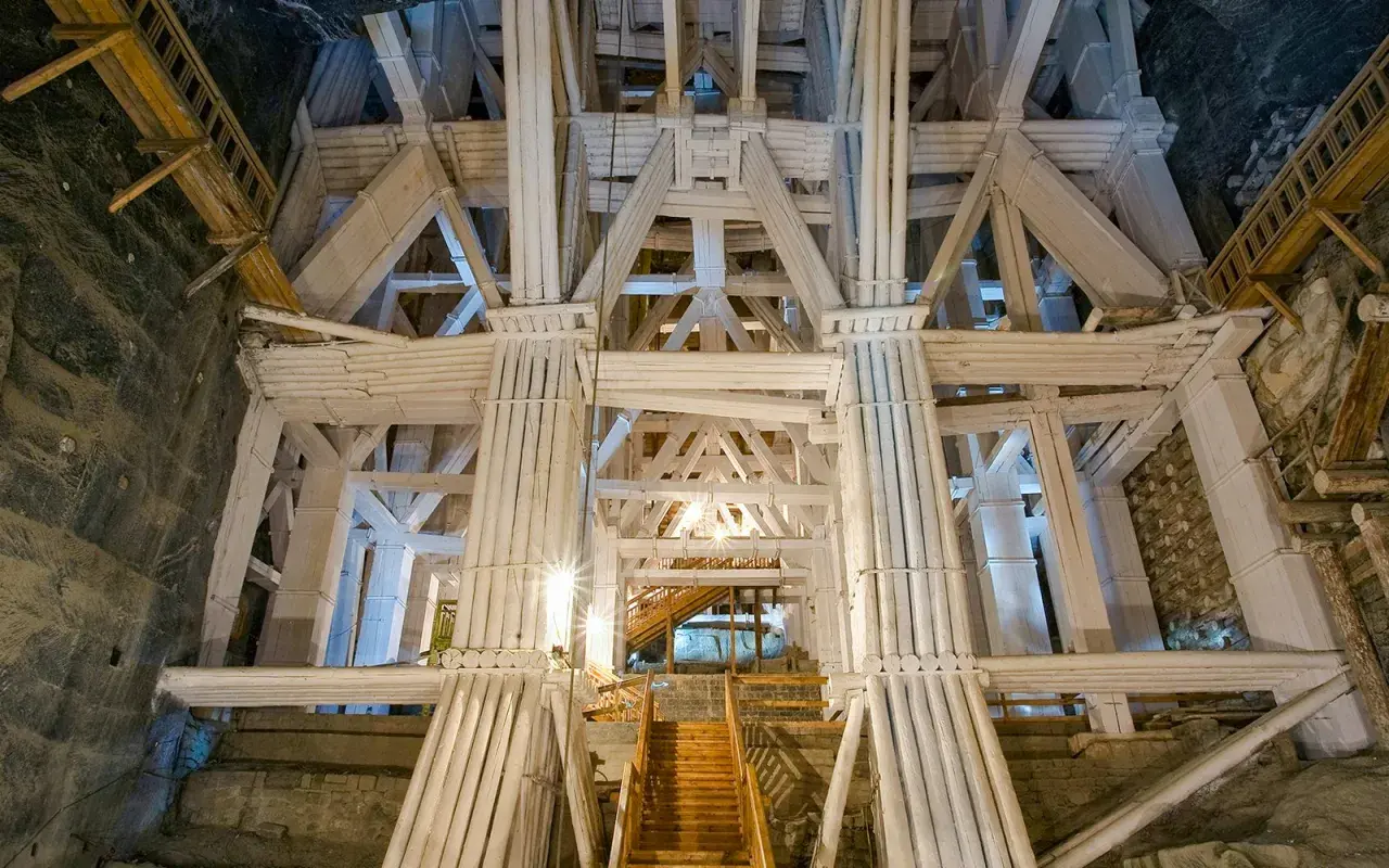 Drewniane konstrukcje w kopalni soli. Warto kupić kopalnia wieliczka bilety, by zobaczyć te cuda.