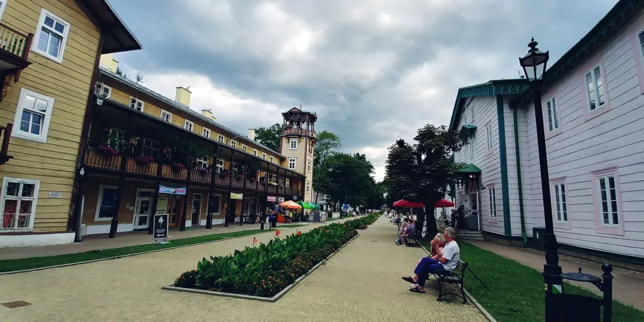 Spacer po Jaśliskach, gdzie drewniana architektura i wieża widokowa tworzą urokliwe atrakcje.
