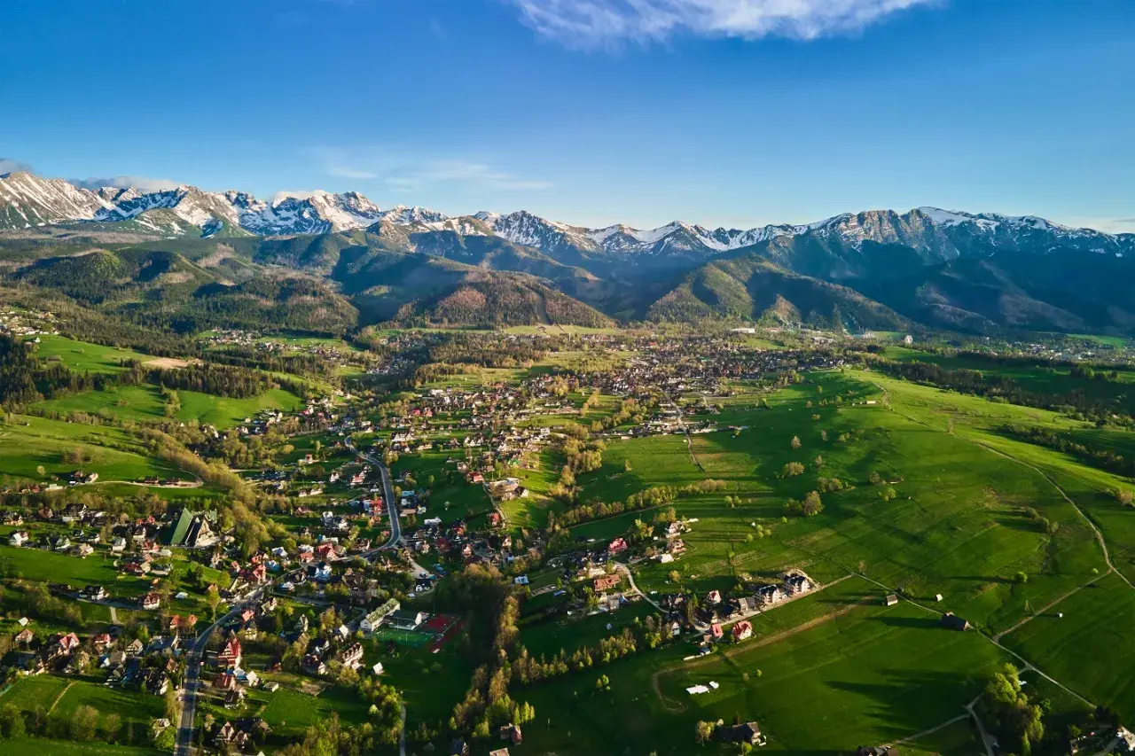 Widok z lotu ptaka na Zakopane i ośnieżone Tatry. Idealne miejsce na imprezy i wypoczynek.
