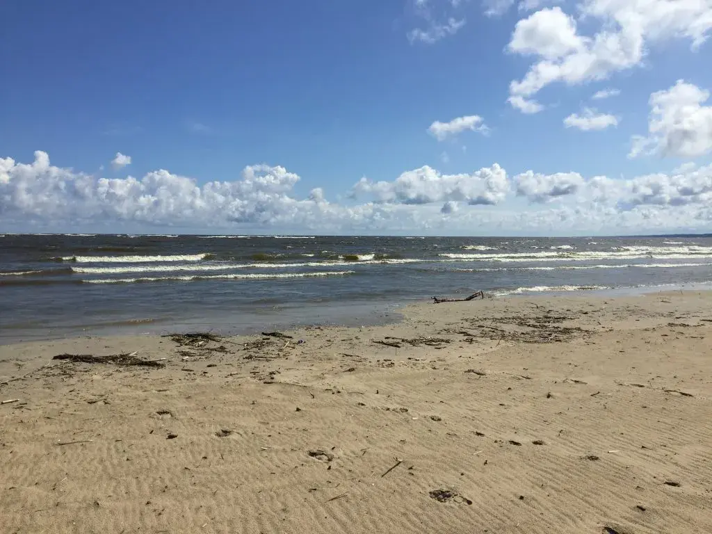 Mikoszewo ile do morza? Sprawdź, jak blisko jest plaża!