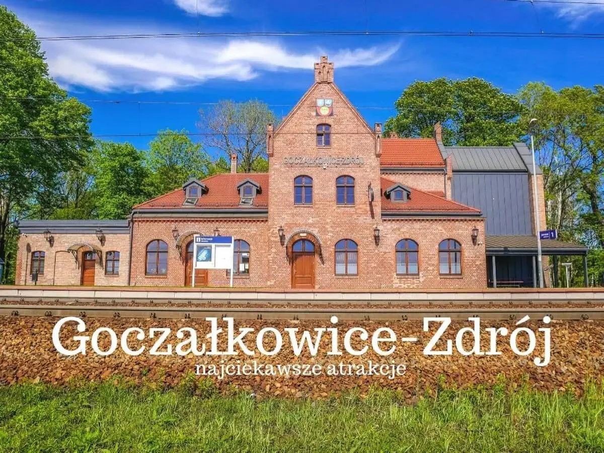 Goczałkowice-Zdrój: nadchodzące wydarzenia i najciekawsze atrakcje czekają na odkrycie. Ceglany dworzec kolejowy w słoneczny dzień.