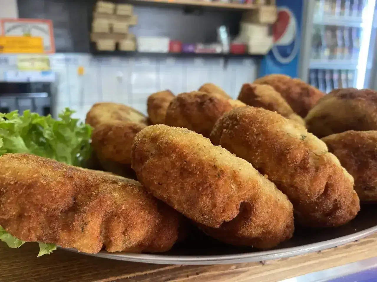 Chrupiące krokiety z sałatką, idealne na obiad w najlepszej restauracji na Helu.