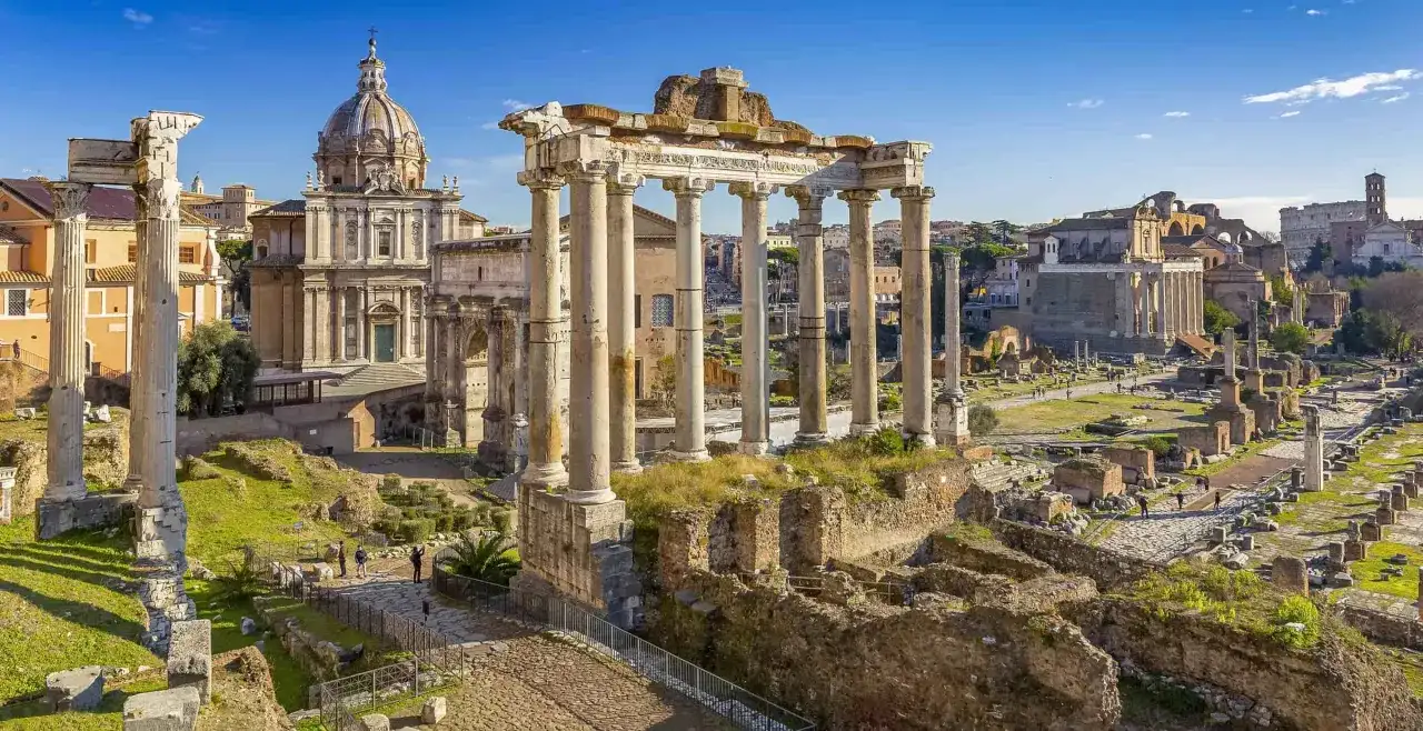 Starożytne ruiny Forum Romanum w Rzymie, z kopułą kościoła w tle. Wyobraź sobie, że stąd wyruszasz do Wenecji, pokonując tę odległość.