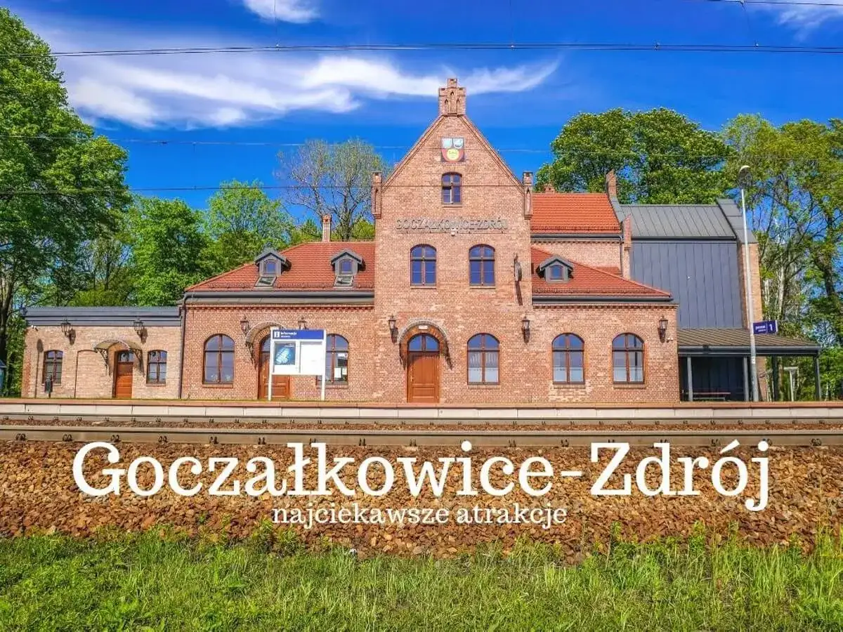 Goczałkowice-Zdrój: nadchodzące wydarzenia i najciekawsze atrakcje czekają na odkrycie. Ceglany dworzec kolejowy w słoneczny dzień.