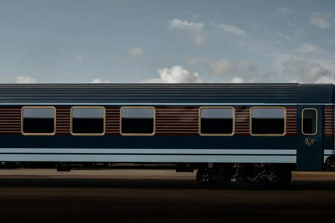 Luksusowy wagon kolejowy, gotowy na podróż z Rzymu do Wenecji. Odległość pokonana z klasą.
