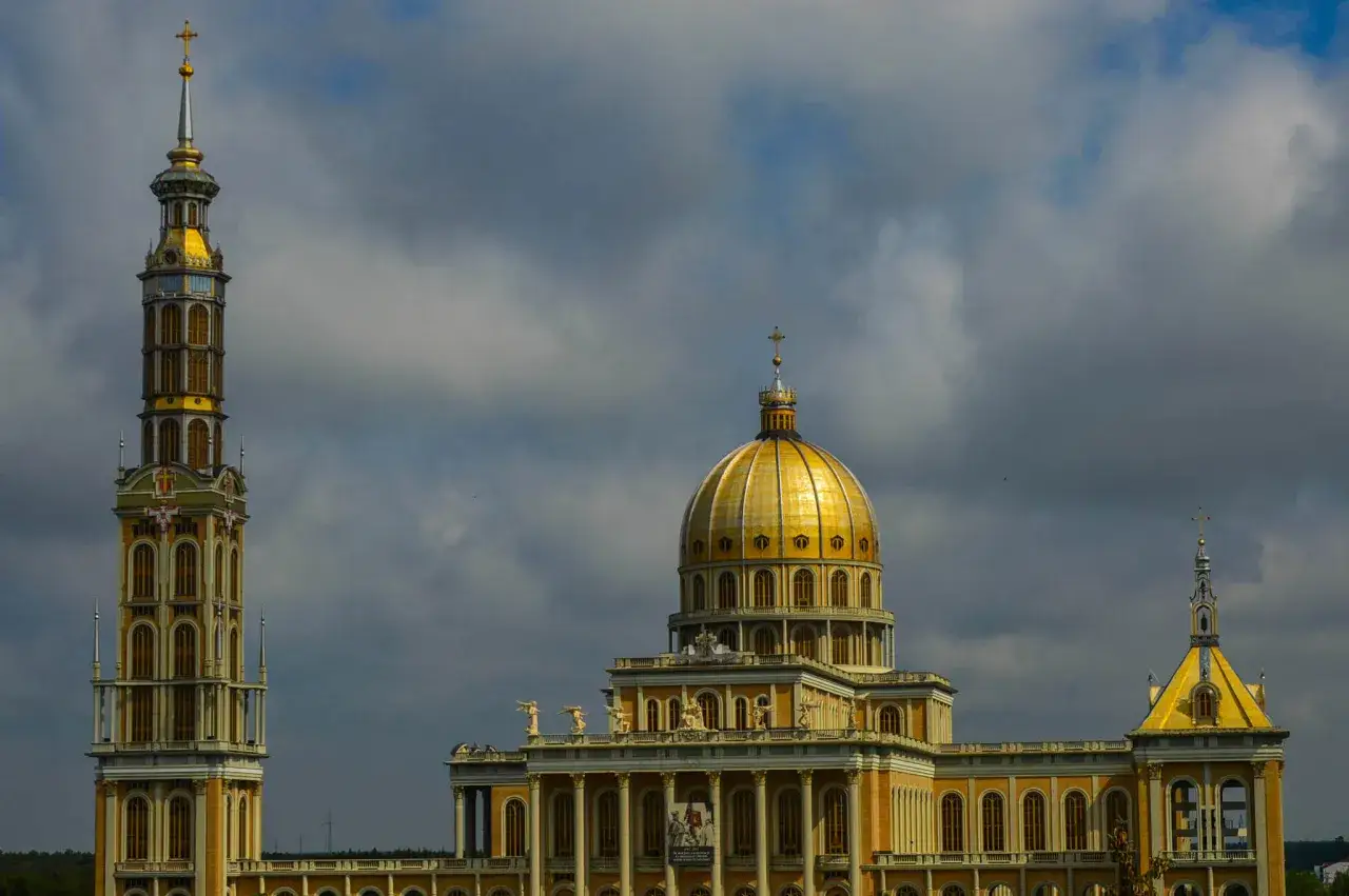 Bazylika w Licheniu Starym z dominującą złotą kopułą i wieżą. Zapowiedź nadchodzących wydarzeń w tym ważnym miejscu pielgrzymkowym.