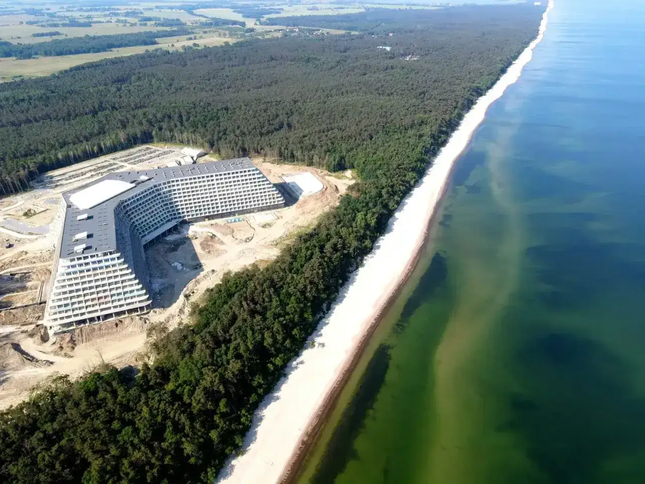 Nowy hotel Gołębiewski Pobierowo w budowie. Kiedy otwarcie? Widok z lotu ptaka na obiekt i plażę.