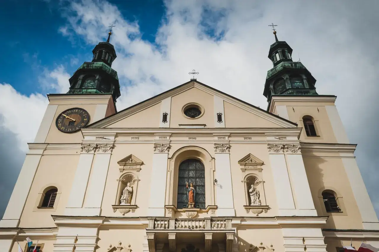 Kalwaria Zebrzydowska: Bazylika z zegarem i rzeźbami zaprasza na nadchodzące wydarzenia.