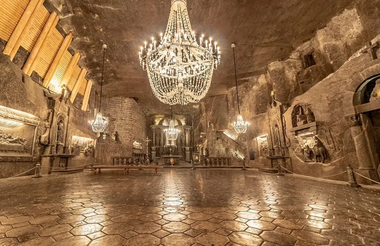 Wielka, kryształowa kaplica w Kopalni Soli w Wieliczce. Bilety do tego cudu natury i sztuki czekają na odkrycie.