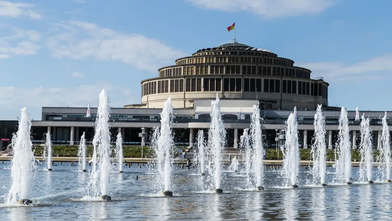 Hala Stulecia we Wrocławiu, wpisana na listę UNESCO, z fontannami. Polska duma architektoniczna.