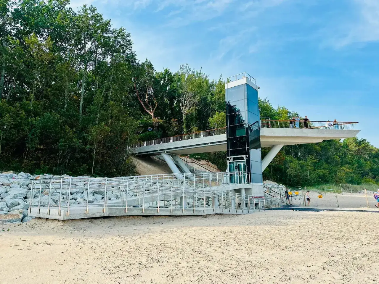 Nowe punkty widokowe i winda na plaży w Pobierowie. Widok na morze i las.