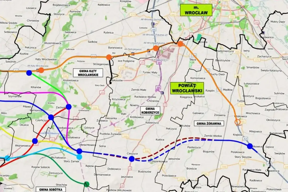 Mapa pokazuje Wrocław dojazd i okoliczne gminy. Linie kolorowe symbolizują trasy, a kropki stacje.