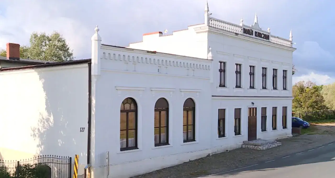 Biała karczma z napisem