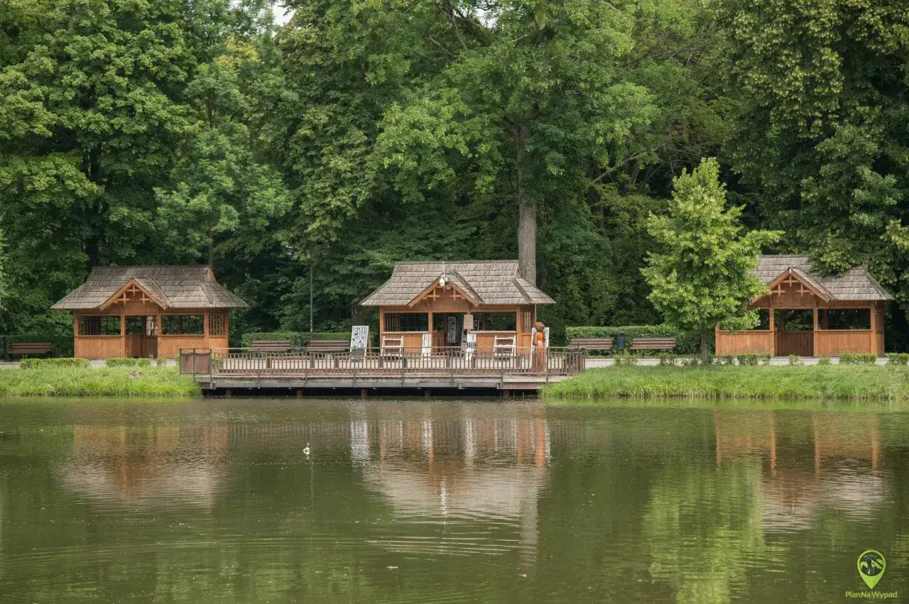 Drewniane altany nad jeziorem, idealne na spokojny spacer. Sprawdź zwierzyniec plan zwiedzania, by zaplanować wizytę.
