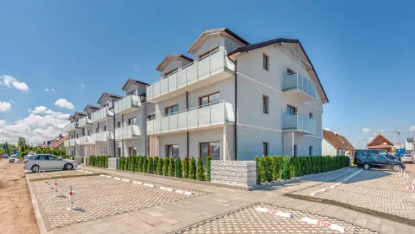 Nowoczesne apartamenty z balkonami, otoczone zielenią. Idealne miejsce na wypoczynek, jak w grzybowo hotelach.
