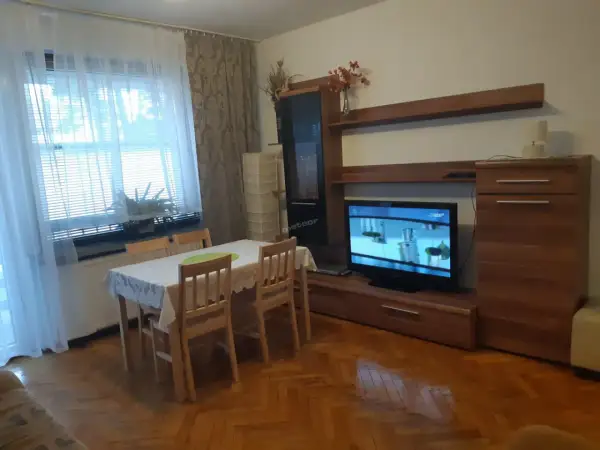 Jadalnia z meblościanką i telewizorem. Sprawdź albatros ustka cennik, by urządzić podobne wnętrze.
