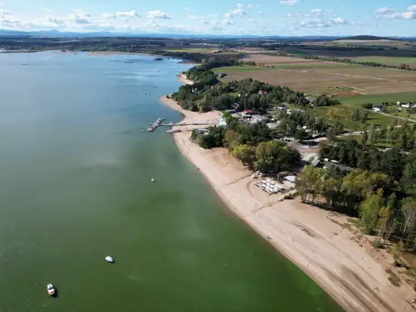 Widok na Mietków Zalew z plażą, pomostem i łodziami. Sprawdź cennik atrakcji i wypoczynku nad wodą.