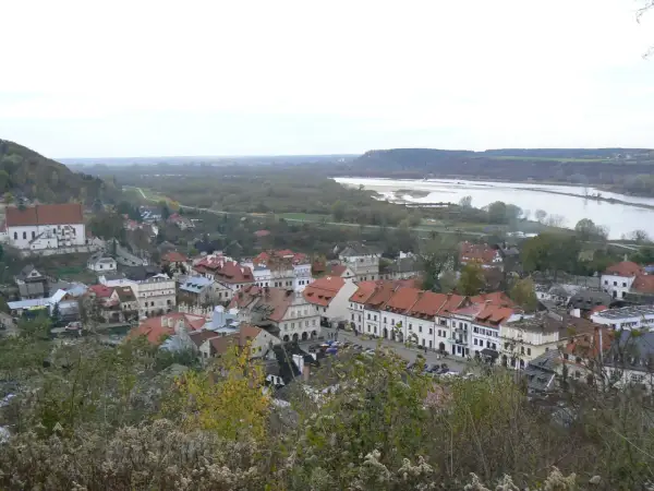 Widok na Kazimierz Dolny z lotu ptaka. Malownicze miasteczko nad Wisłą, idealne na weekend. Jak dojechać do Kazimierza Dolnego pociągiem?