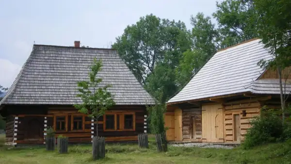 Drewniane chaty i ich dachówki to główne zubrzyca górna atrakcje. Warto zobaczyć te zabytki architektury ludowej.