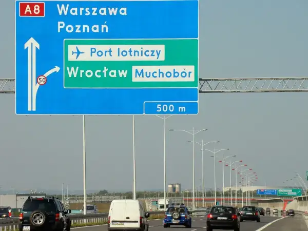 Znak drogowy A8 kieruje do Wrocławia Muchoboru, lotniska, Warszawy i Poznania. Dojazd do Wrocławia Muchoboru zajmie 500 m.