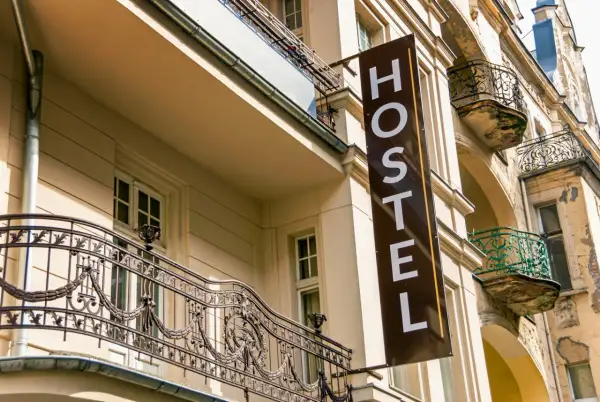 Jak wygląda nocleg w hostelu? Odkryj zaskakujące fakty i porady