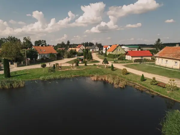 Spokojna wieś z domkami i stawem, być może najpiękniejsza wieś w Polsce.