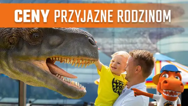 Bałtów cennik bilet rodzinny: ojciec z synem i dinozaurem. Uśmiechnięty chłopiec dotyka głowy wielkiego gada, a obok wesoły dinozaur wskazuje drogę.
