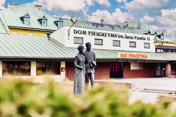 Dom Pielgrzyma im. Jana Pawła II. Sprawdź cennik i godziny otwarcia baru.