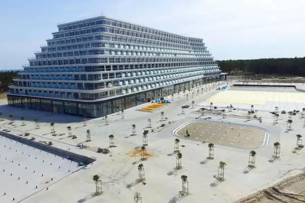 Nowy hotel Gołębiewski w Pobierowie wkrótce otworzy swoje drzwi. Ogromny obiekt z tarasami i basenem w budowie.