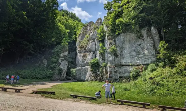 Ojcowski Park Narodowy: skalne baszty i bujna zieleń. Ciekawostki przyrodnicze i geologiczne czekają na odkrycie.