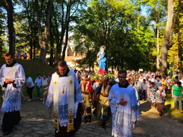 Procesja z figurą Matki Bożej w Kalwarii Zebrzydowskiej. Nadchodzące wydarzenia zapowiadają się uroczyście.