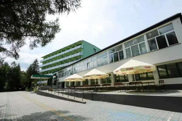 Zielone sanatorium z tarasem i parasolami. Idealne miejsce na tanie sanatorium prywatnie.