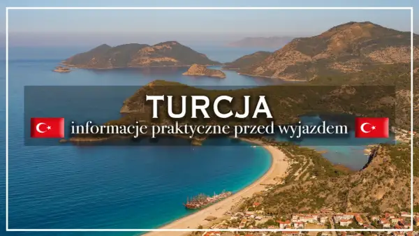 Piękna zatoka i góry w Turcji. Morze zachwyca turkusowym kolorem, a na plaży widać łodzie.