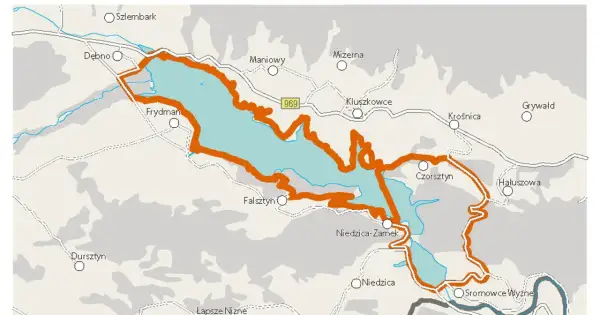 Mapa z zaznaczoną pomarańczową obwódką wokół jeziora. Widoczne miejscowości: Frydman, Maniowy, Czorsztyn, Niedzica. To idealna velo czorsztyn trasa.